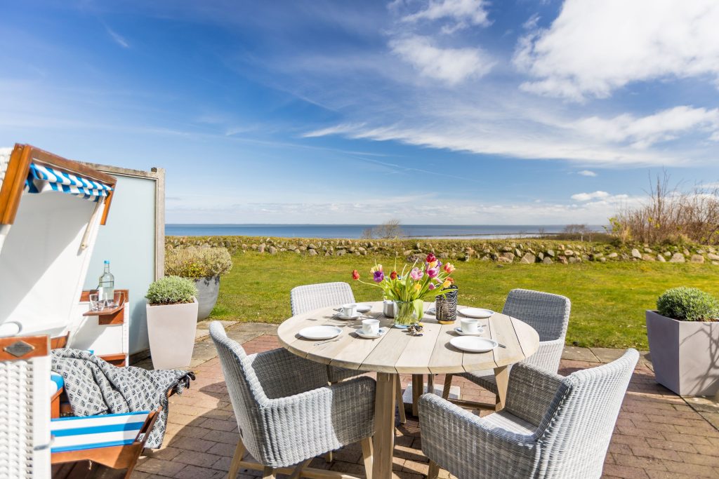 Terrasse mit Strandkorb und Meerblick von Ferienwohnung Keitum