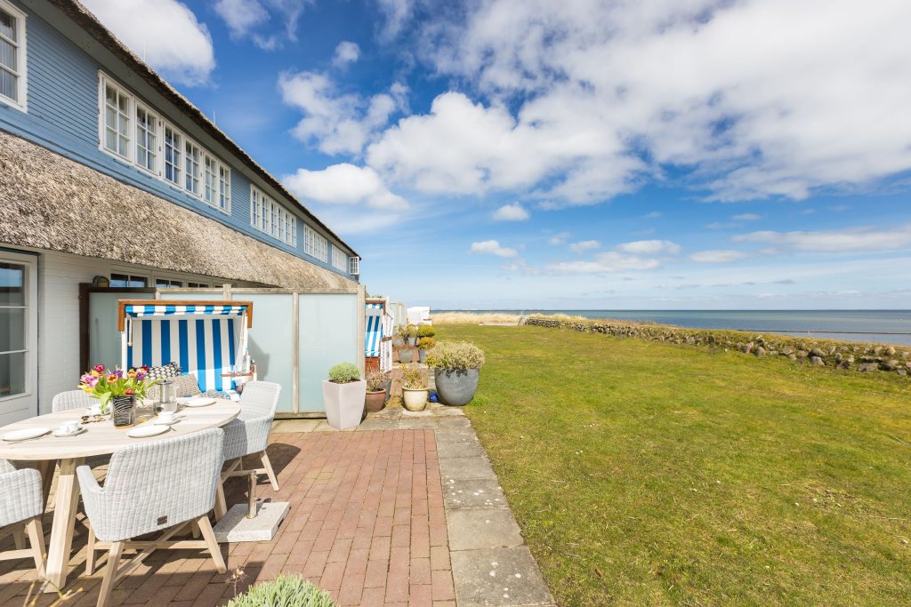 Terrasse mit Strandkorb und Tisch in Ferienwohnung Keitum