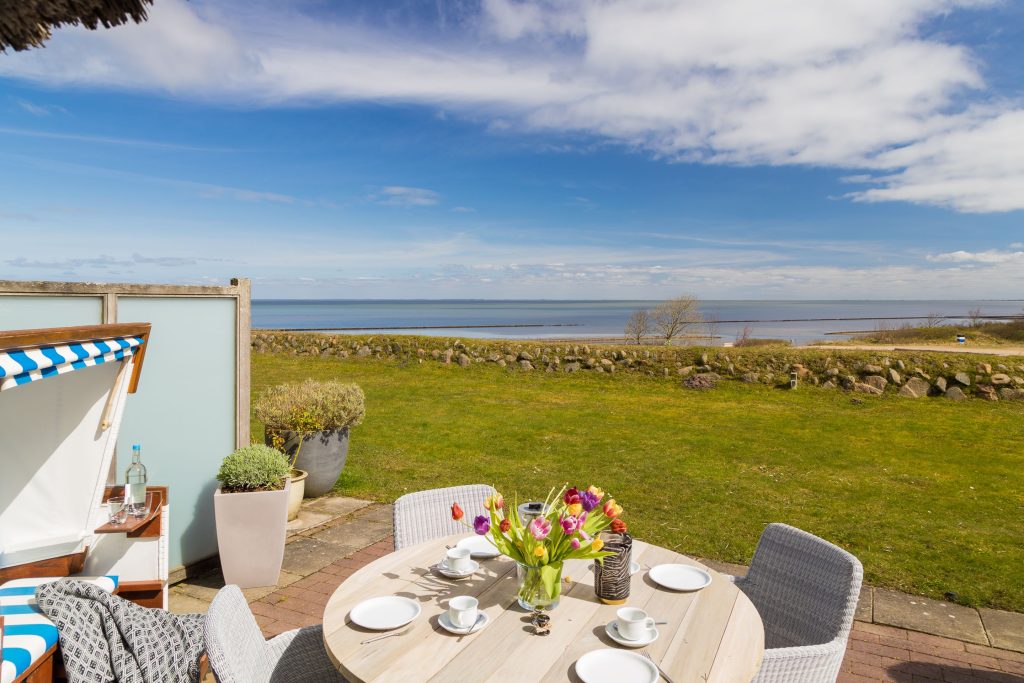 Esstisch auf Terrasse mit Meerblick von Ferienwohnung Keitum