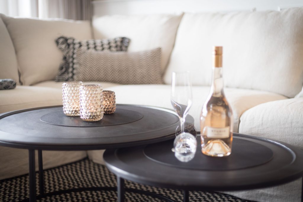 Couchtisch mit Rose Sekt in Ferienwohnung Keitum