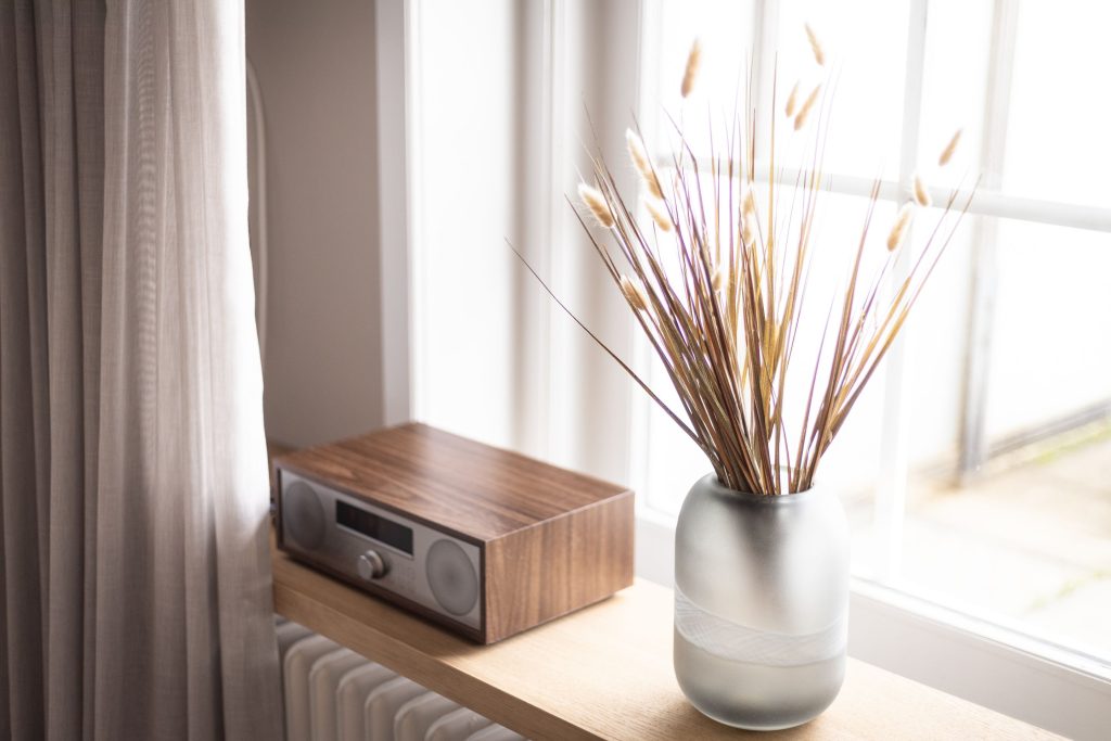 Radio und Vase auf Fensterbank von Ferienwohnung Keitum