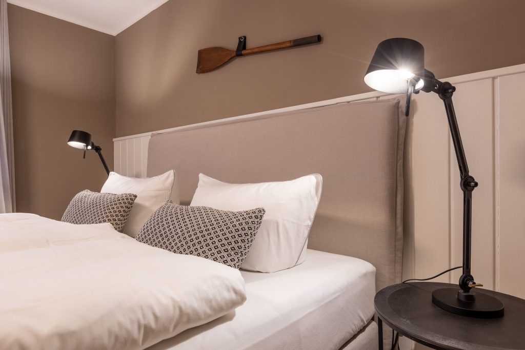 Schlafzimmer mit Nachttischlampe in Ferienwohnung Keitum