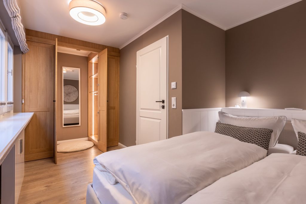 Schlafzimmer mit begehbarem Kleiderschrank in Ferienwohnung Keitum