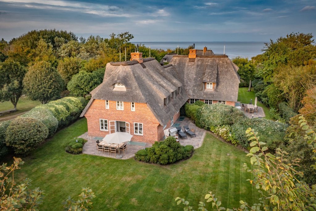 Ferienhaus mit Reetdach und Garten in Keitum