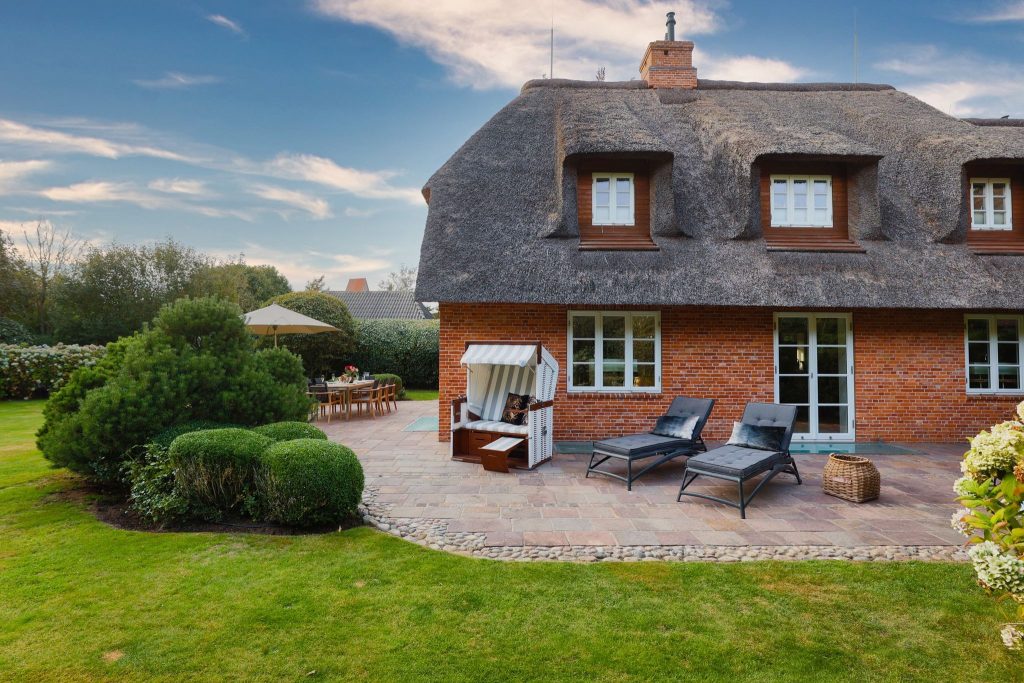 Terrasse mit Strandkorb und Sonnenliegen von Ferienwohnung Keitum