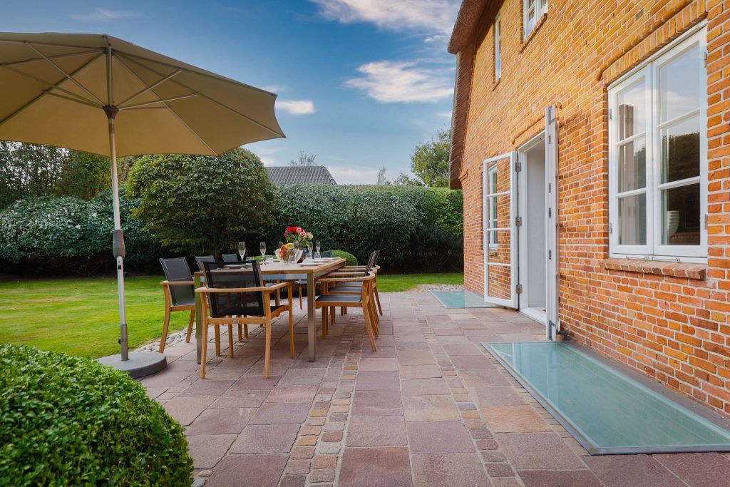 Terrasse mit Sitzgruppe und Schirm von Ferienwohnung Keitum