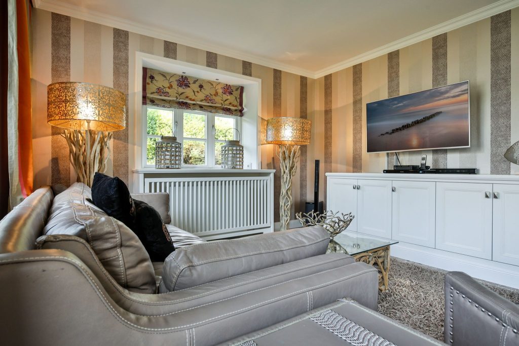 Sofa und TV in Ferienwohnung Keitum