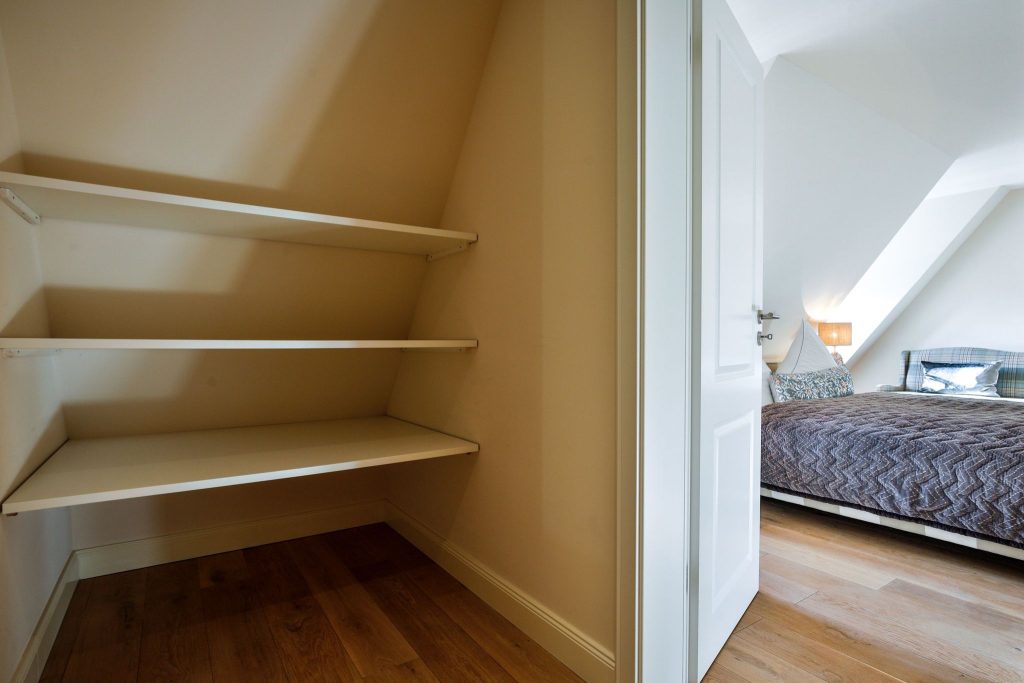 Schrank in Schlafzimmer in Ferienwohnung Keitum