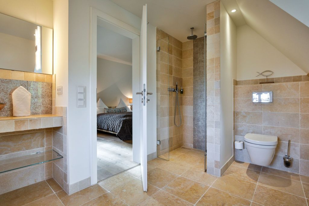 Bad mit Dusche am Schlafzimmer in Ferienwohnung Keitum
