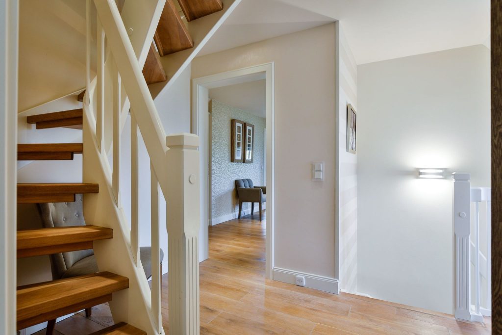 Flur mit Treppe in Ferienwohnung Keitum