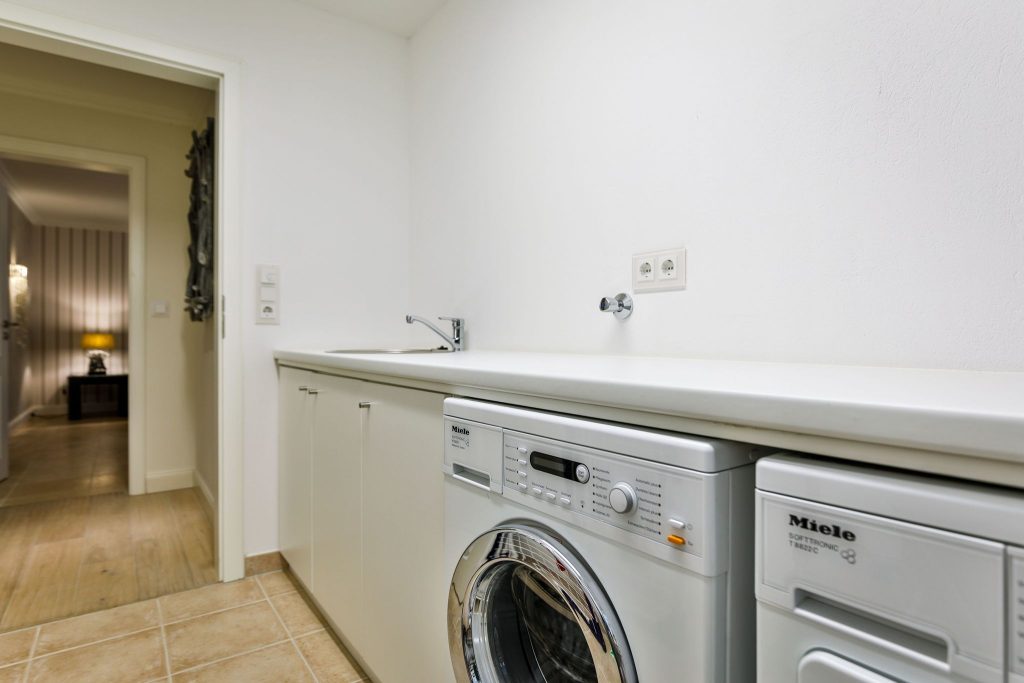 Hauswirtschaftsraum mit Waschmaschinen in Ferienwohnung Keitum