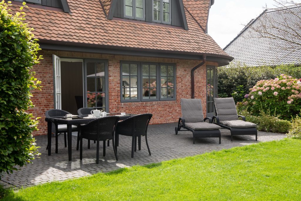 Terrasse eines Ferienhauses auf Sylt mit 2 liegen und einer Essecke