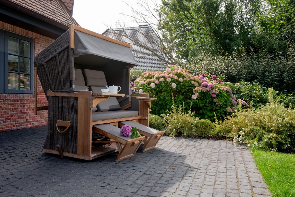 Strandkorb im Garten eines Ferienhauses auf Sylt