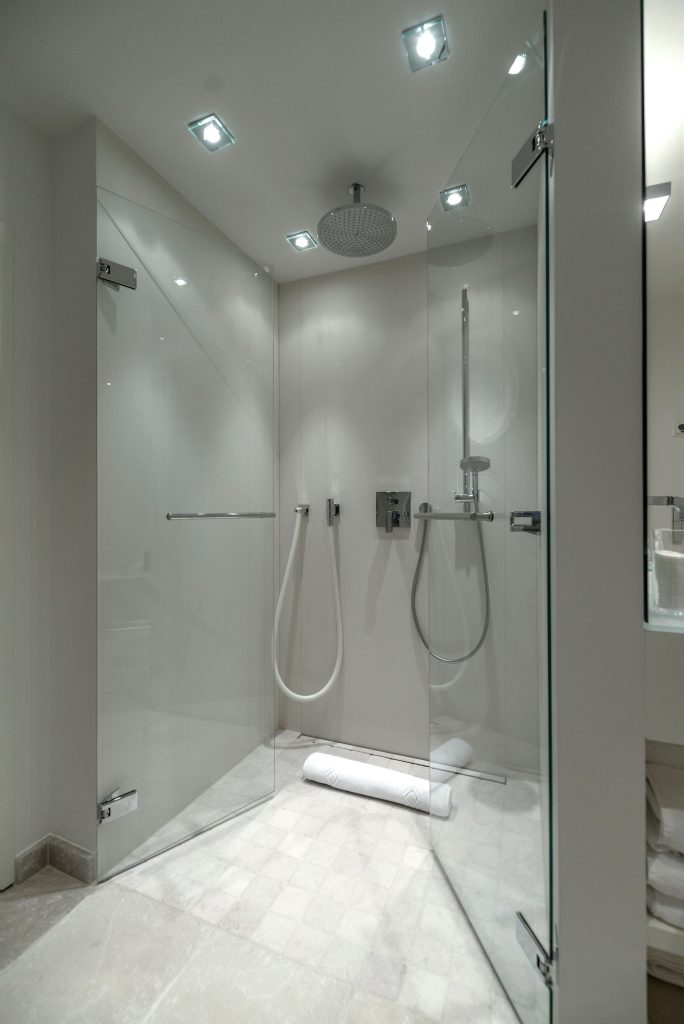Modernes Badezimmer mit einer Regendusche in einem Ferienhaus auf Sylt