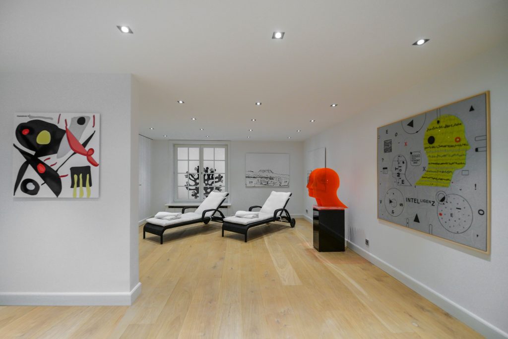 Moderner Wellnessraum mit Kunstwerken in einem Ferienhaus auf Sylt