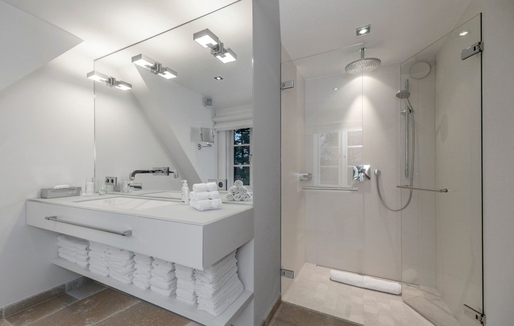 Modernes Badezimmer in einem Ferienhaus auf Sylt