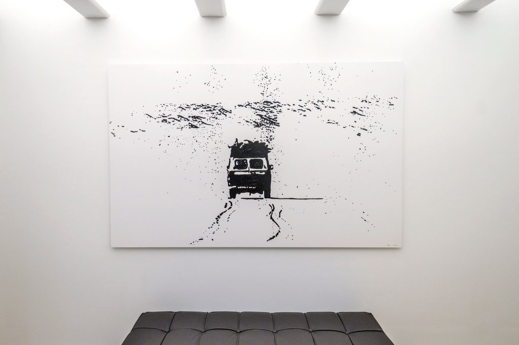 Minimalistisches schwarz/ weiß Kunstwerk in einer Ferienwohnung auf Sylt