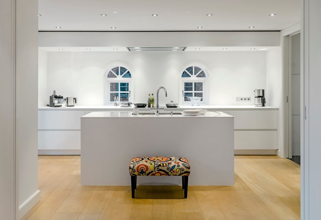 Moderner Küchenbereich einer Ferienwohnung auf Sylt