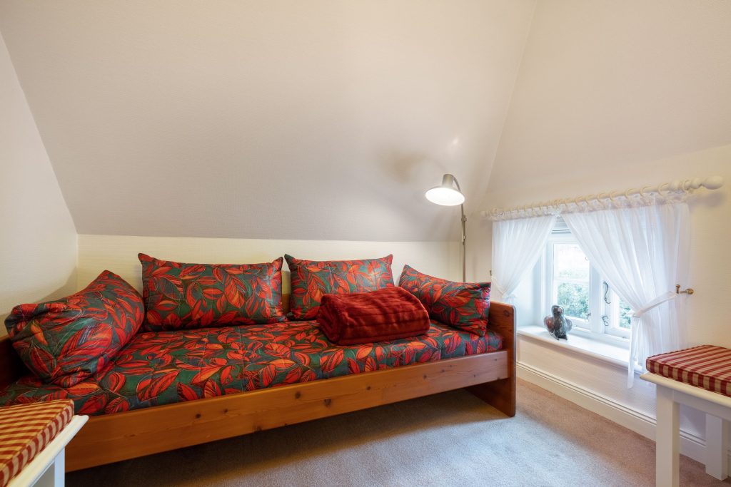 Schlafzimmer einer Ferienunterkunft mit Bett auf Sylt