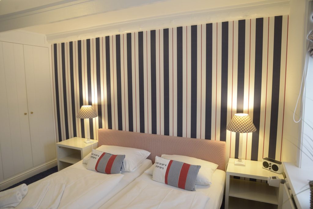 Doppelbett in einem schlafzimmer, in einer Ferienwohnung auf Sylt.