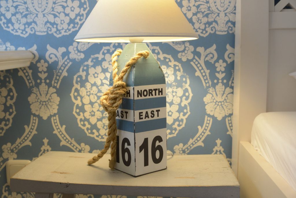 Designer Nachttischlampe im maritimen Stil in einer Ferienwohnung auf Sylt
