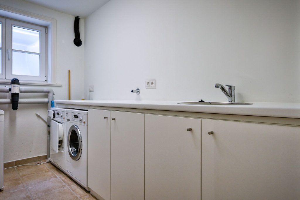 Hauswirtschaftsraum mit Waschmaschine in Ferienwohnung Keitum