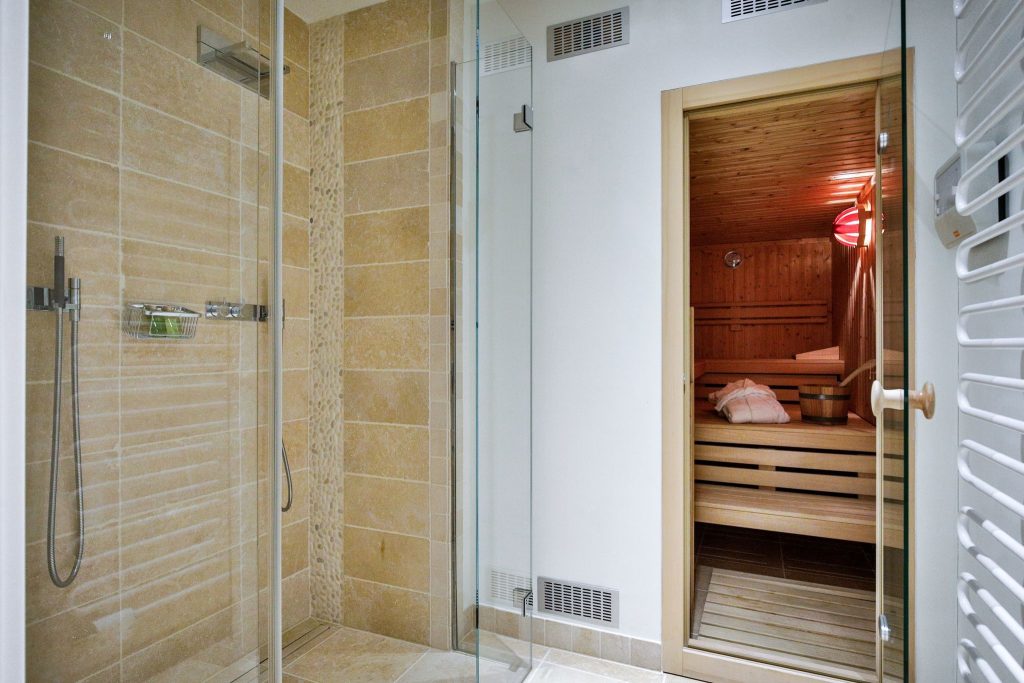 Sauna und Dusche in Ferienwohnung Keitum