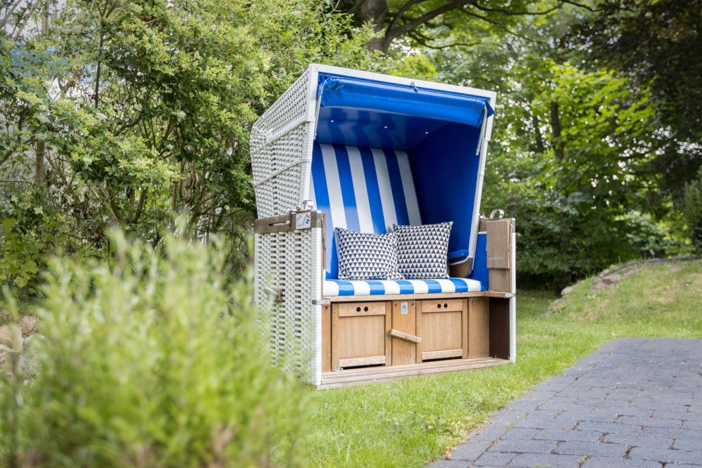 Strandkorb im Garten einer Ferienwohnung Keitum