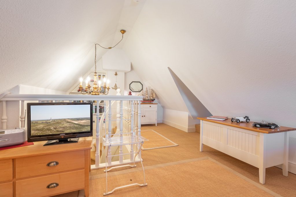 Galerie mit Fernseher in Ferienwohnung Keitum