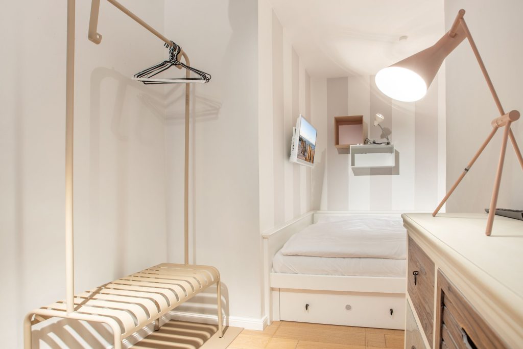 Schlafzimmer mit Garderobe in Ferienwohnung Keitum