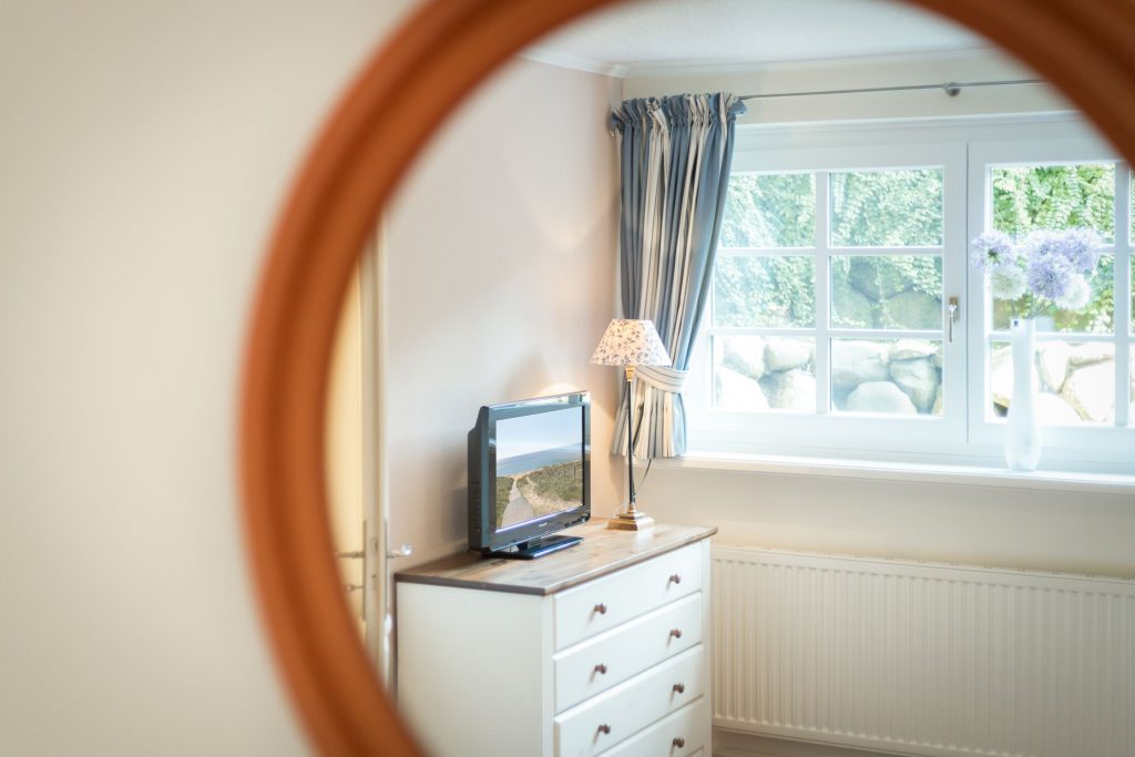 Wohnzimmer mit Fernseher in Ferienwohnung Keitum