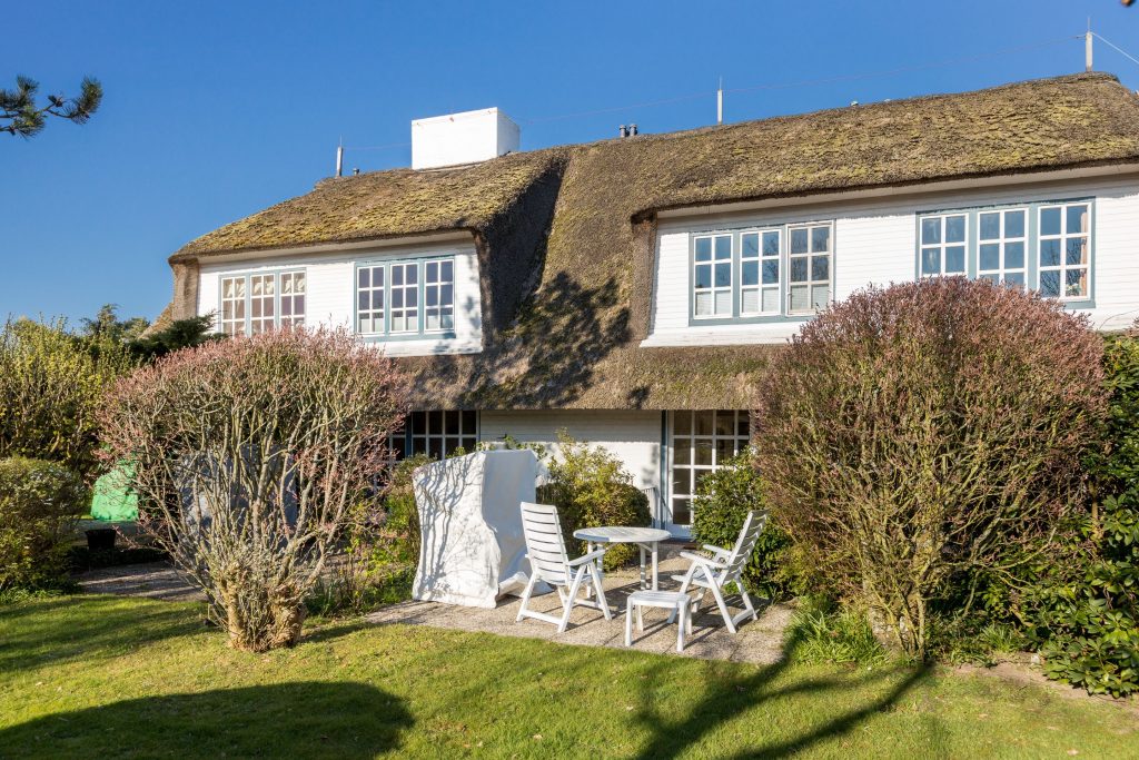 Friesenhaus mit Reetdach und Terrasse in Keitum