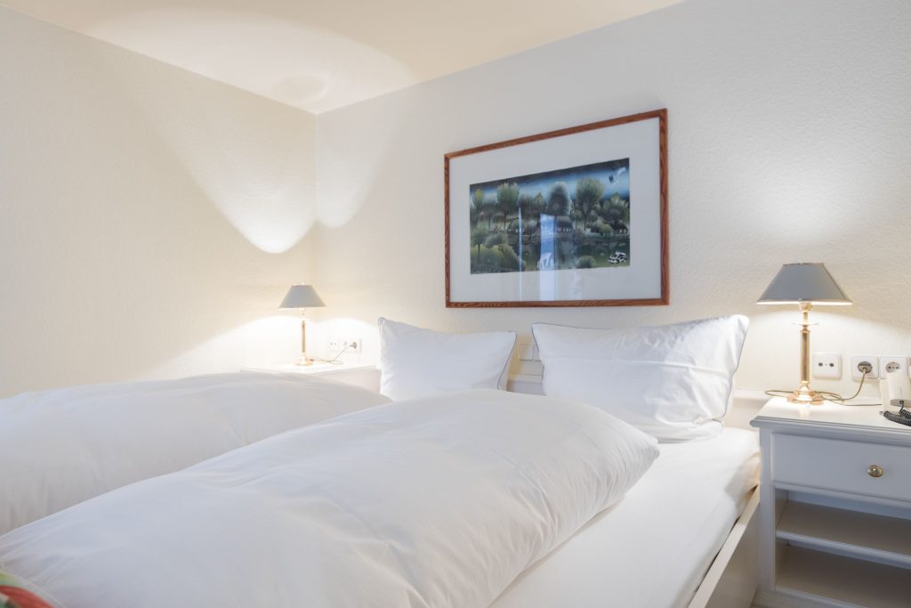 Schlafzimmer mit Doppelbett in Ferienwohnung Keitum
