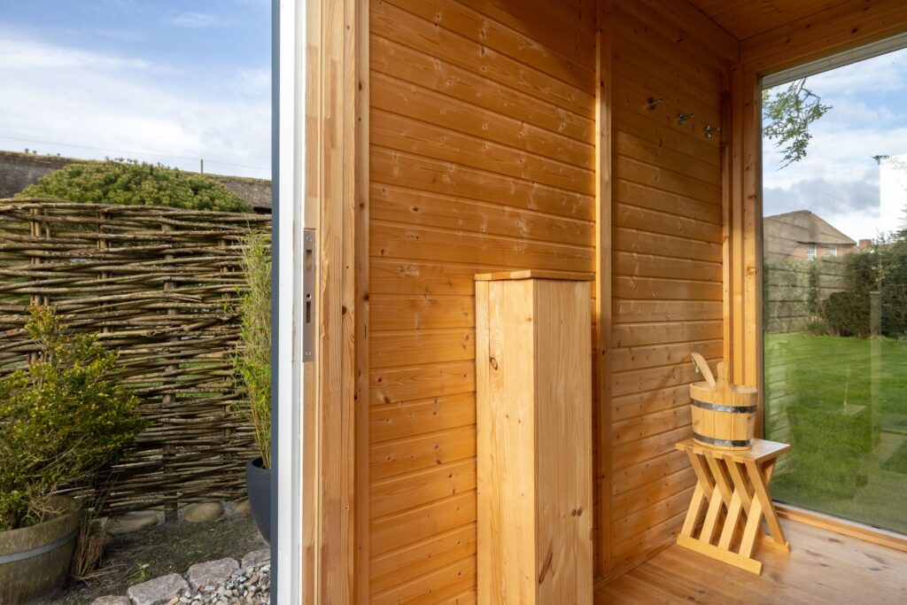 Sauna im Außenbereich von Ferienwohnung auf Sylt