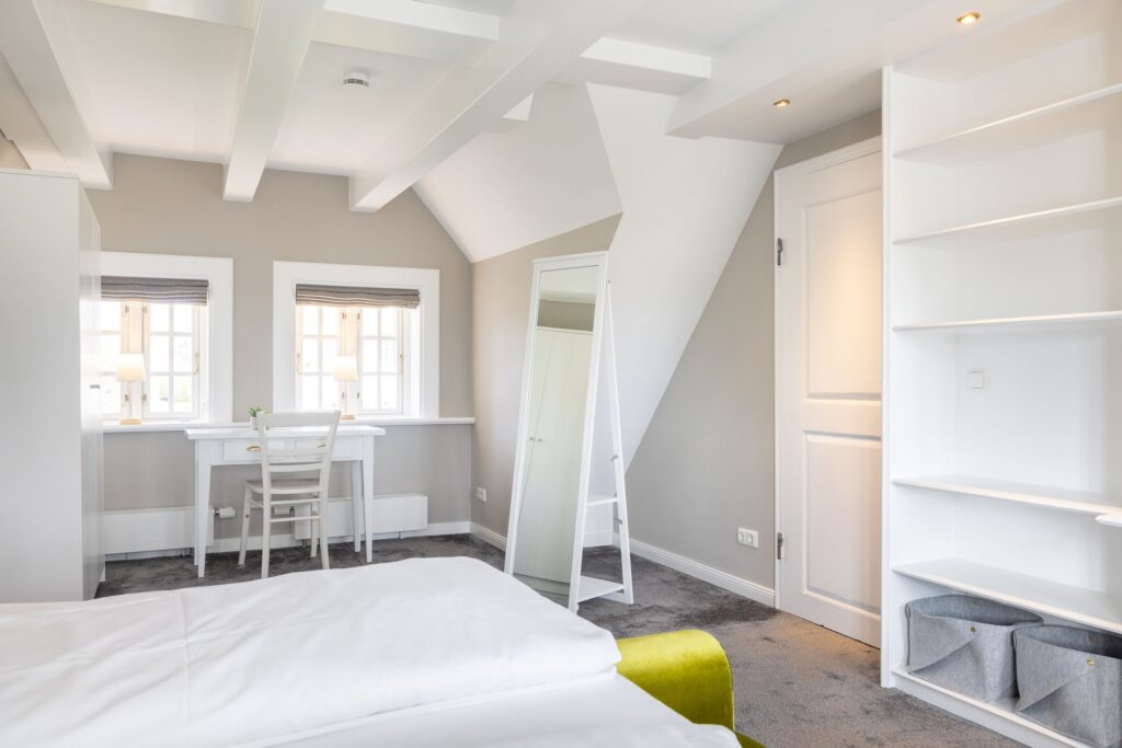 Helles Schlafzimmer mit Doppelbett in Ferienwohnung in Keitum