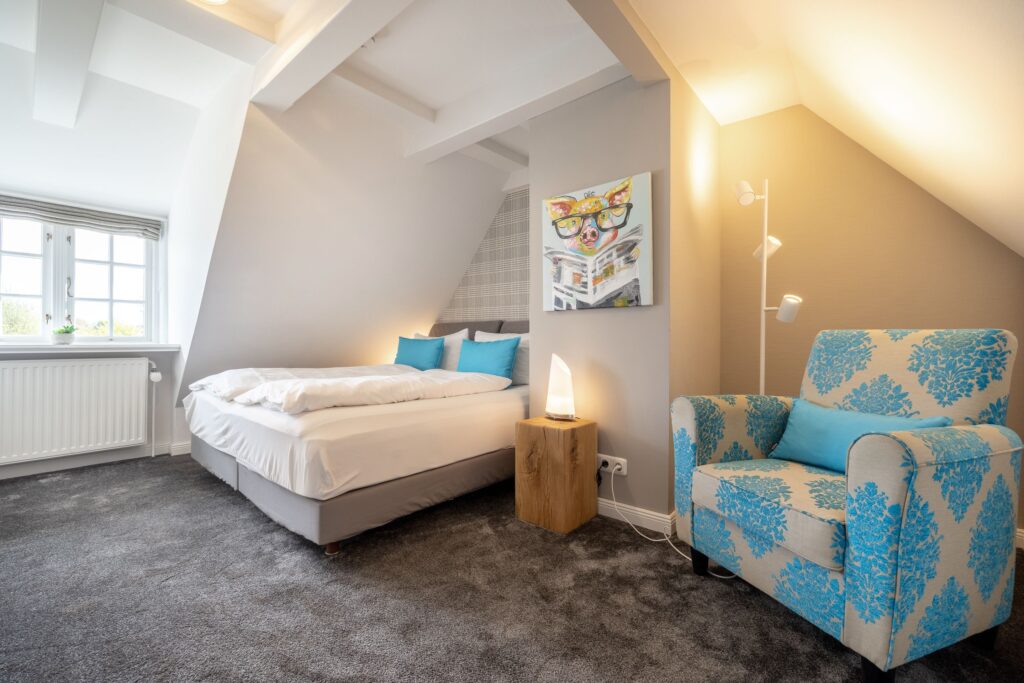 Blau gemusterter Sessel in Ferienwohnung in Keitum