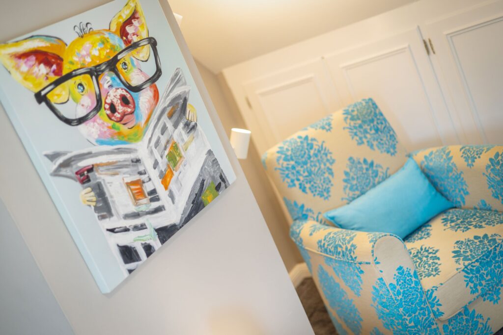 Sessel mit buntem Bild in Ferienwohnung in Keitum
