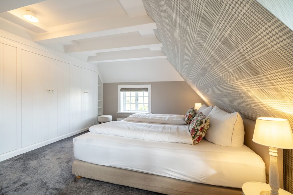 Schlafzimmer mit Dachschräge in Ferienwohnung in Keitum