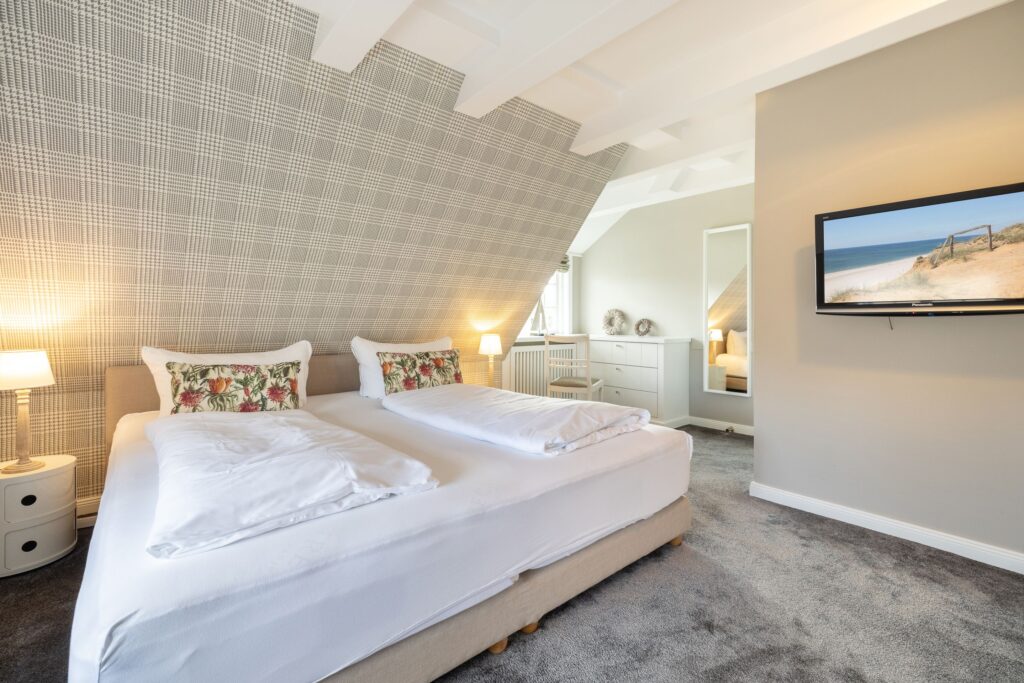 Schlafzimmer mit Teppichboden in Ferienwohnung in Keitum