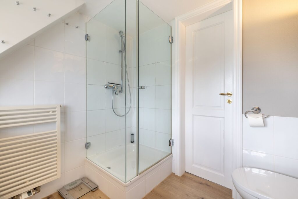Eckige Dusche in Ferienwohnung in Keitum