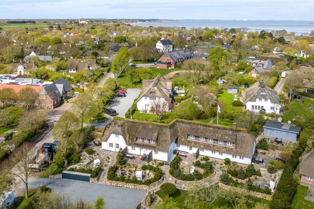 Großes Reetdachhaus auf Sylt von oben