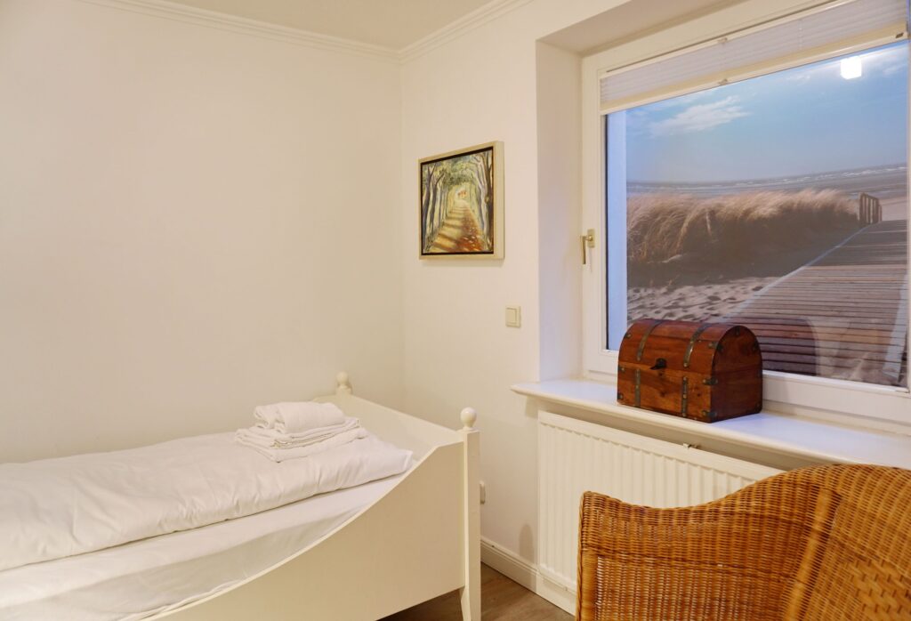 Gästebett und Fenster in Ferienwohnung in Keitum