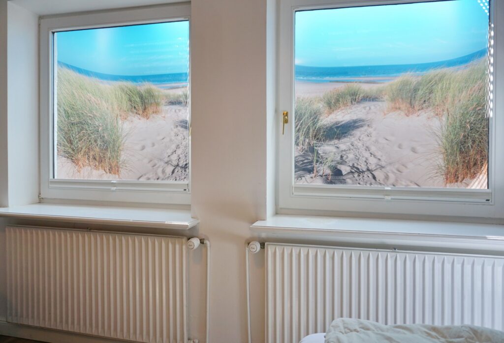 Fenster mit Strandmotiv in Ferienwohnung in Keitum