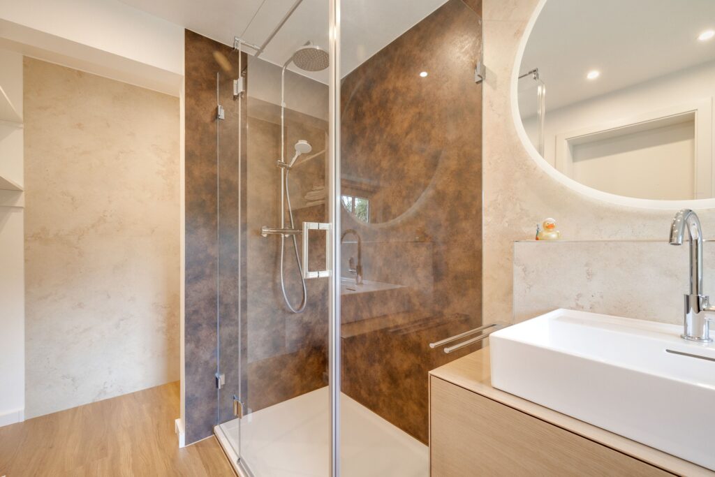 Modernes Badezimmer im braun-beigem Design in Ferienwohnung auf Sylt