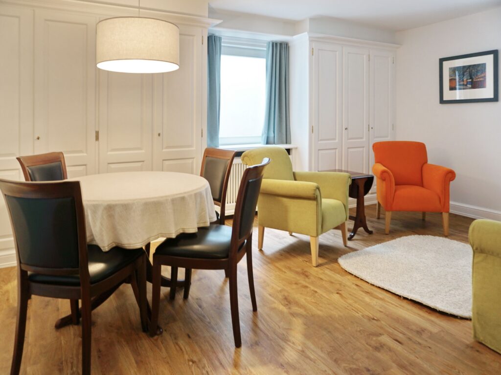 Sessel und Teppich in Ferienwohnung auf Sylt