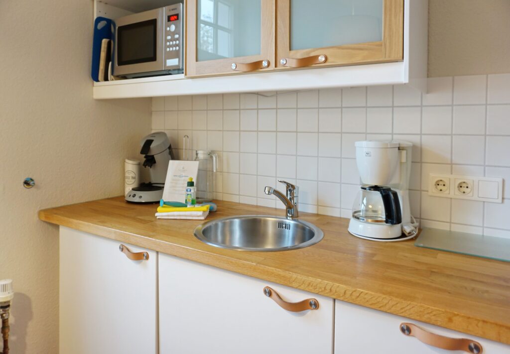 Küche mit Mikrowelle in Ferienwohnung auf Sylt