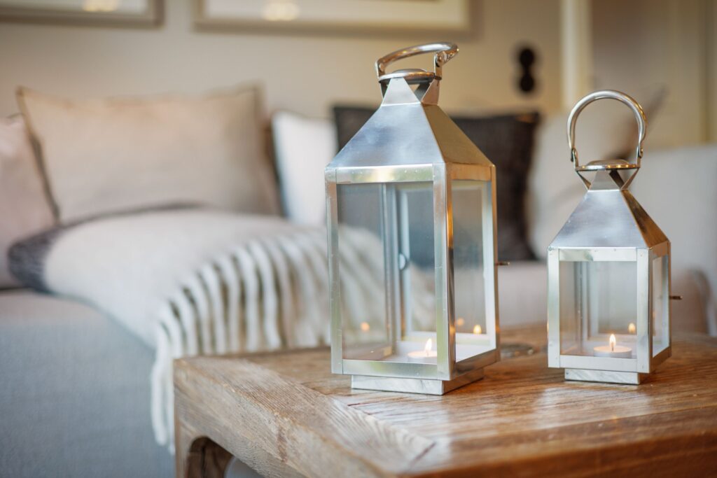 Sofa mit Tisch und Kerzenlicht in Ferienwohnung auf Sylt