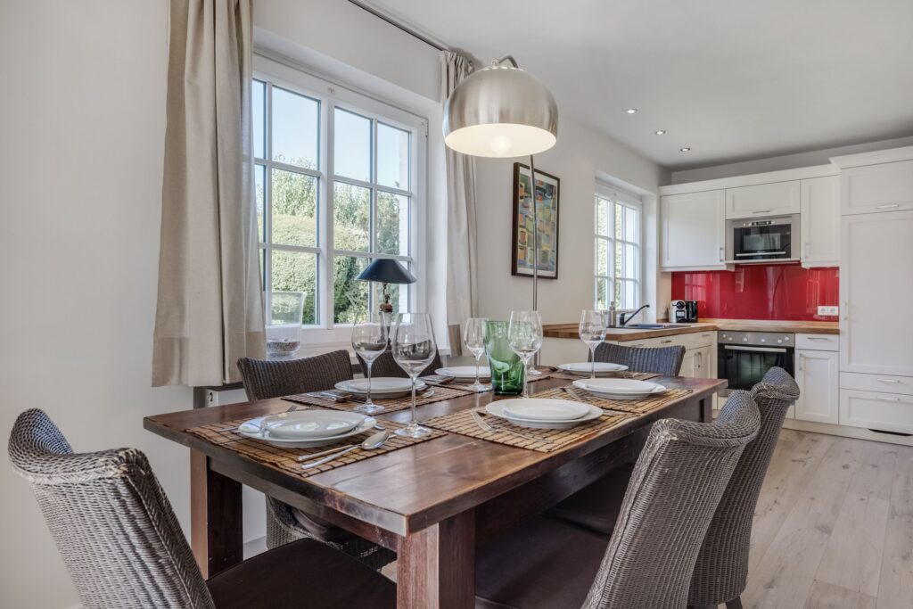 Esstisch und Küche in Ferienhaus auf Sylt