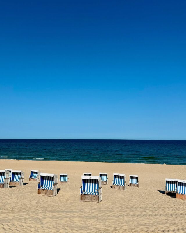 Good Morning, Sylt! 🌞 8 Uhr, der Strand noch still, die Sonne schon ganz groß. Die Insel glitzert – und wir starten in einen Tag voller Meeresrauschen und Sommerglück. 
#sylt #syltverliebt #syltliebe #urlaub #wedellurlaub #sylturlaub #strand #meer #nordsee