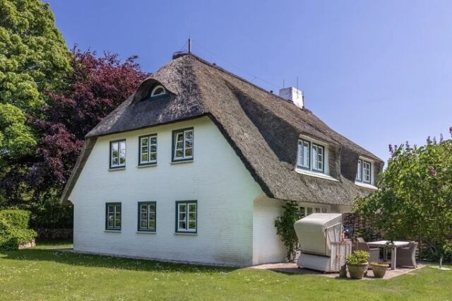NEU - Lütje Liebe ❤️

🏡 60 m², für 2 Personen
🛋️ Modern & gemütlich eingerichtet
📺 Helles Wohnkonzept mit TV & Terrasse
🍴 Voll ausgestattete Küche
🛌 Schlafzimmer in ruhiger Lage
🛁 Bad mit Dusche & Badewanne
🌸 Garten & Strandkorb (April–Oktober)
🐶 Haustiere nicht gestattet 

Willkommen in der Lüttje Liebe – Ihrer stilvollen Ferienwohnung auf Sylt! In Keitum gelegen, bietet die 60 m² große Unterkunft Platz für zwei Personen. Genießen Sie ein modernes Wohnambiente mit offener Küche, gemütlichem Wohnbereich, sonniger Terrasse und großem Garten zur Alleinnutzung. Ideal für entspannte Tage auf der Insel!

Buchbar auf www.wedell-sylt.de

#sylt #syltliebe #sylturlaub #urlaubammeer #sommer #ferienhaus #liebe #wedellurlaub